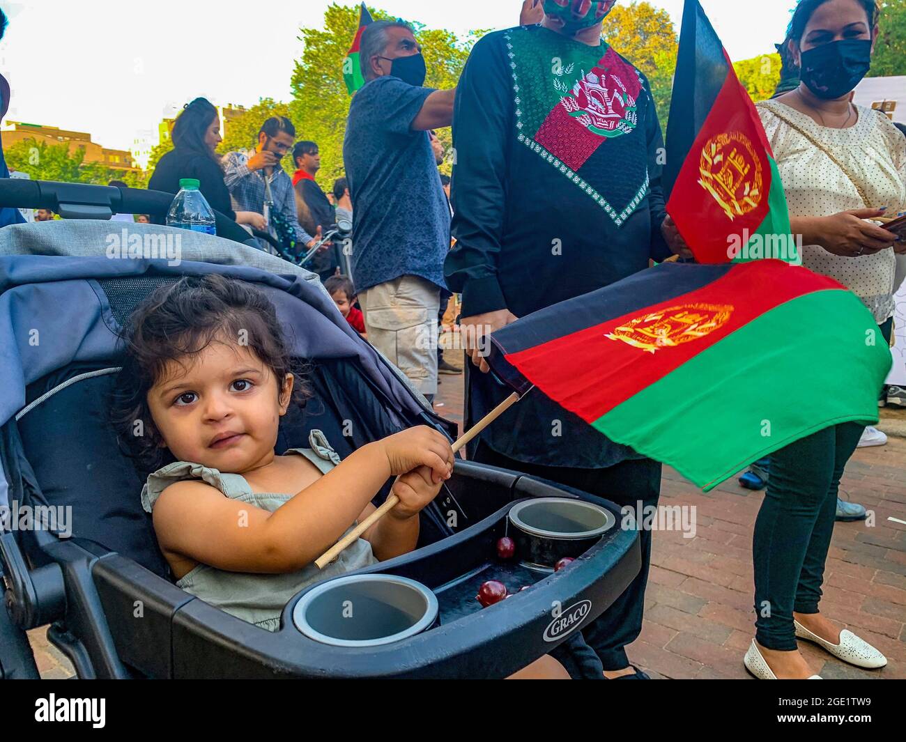 15 agosto 2021, Washington, District of Columbia, USA: Troppo giovane per capire pienamente perché è in una protesta contro l'acquisizione dell'Afghanistan da parte dei talebani, questa giovane ragazza fa ondate una bandiera afghana a sostegno della sua patria. Vivendo negli Stati Uniti, i suoi genitori temono per la vita di altre giovani ragazze che non avranno le stesse libertà sotto il governo talebano. (Credit Image: © sue Dorfman/ZUMA Press Wire) Credit: ZUMA Press, Inc./Alamy Live News Foto Stock