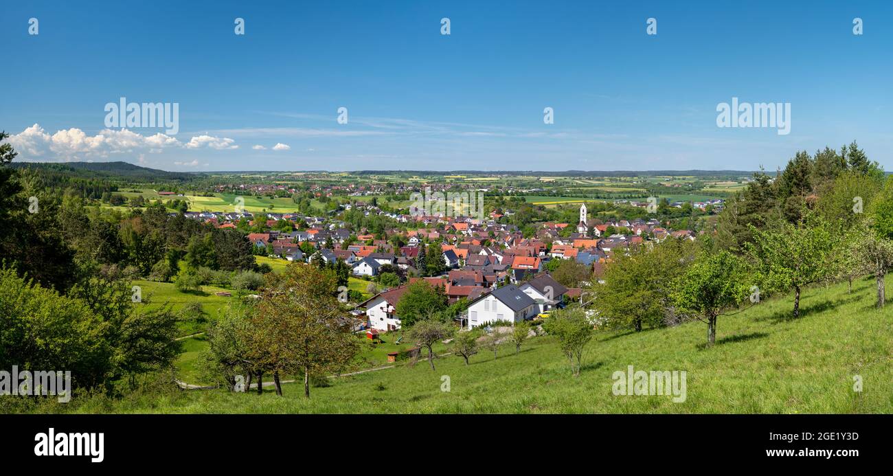 Vista panoramica da una collina in un villaggio nel pittoresco paesaggio rurale Foto Stock