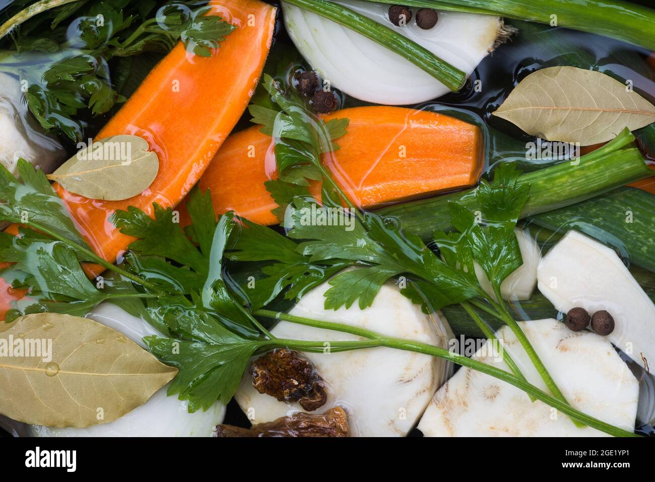 ingredienti crudi di brodo vegetale in chiodo di garofano Foto Stock