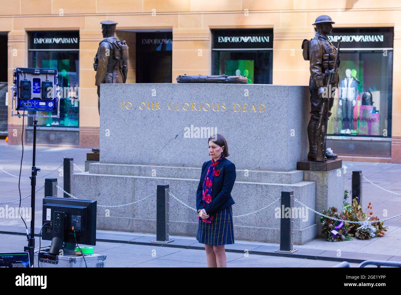 Sydney, Australia. 25 Aprile 2020. A lone Gladys Berejiklian, NSW Premier, al Martin Place Cenotaph a Sydney, Australia, per commemorare l'Anzac Day 2020 e i sacrifici degli australiani digger (soldati) e della prima guerra mondiale Anzacs. A causa dell'attuale blocco di Coronavirus COVID-19 - che include gli ordini di allontanamento sociale e di soggiorno a casa - l'evento annuale, normalmente imballato e popolare, è stato partecipato esclusivamente dal Premier NSW e poi trasmesso in diretta in case australiane. Foto Stock