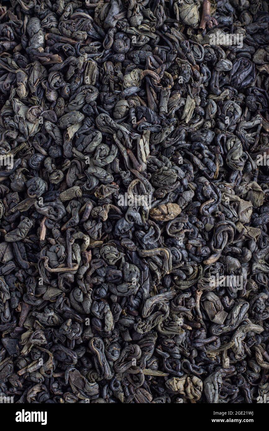 Foglie di tè verde Gunpowder cinese essiccato Foto Stock