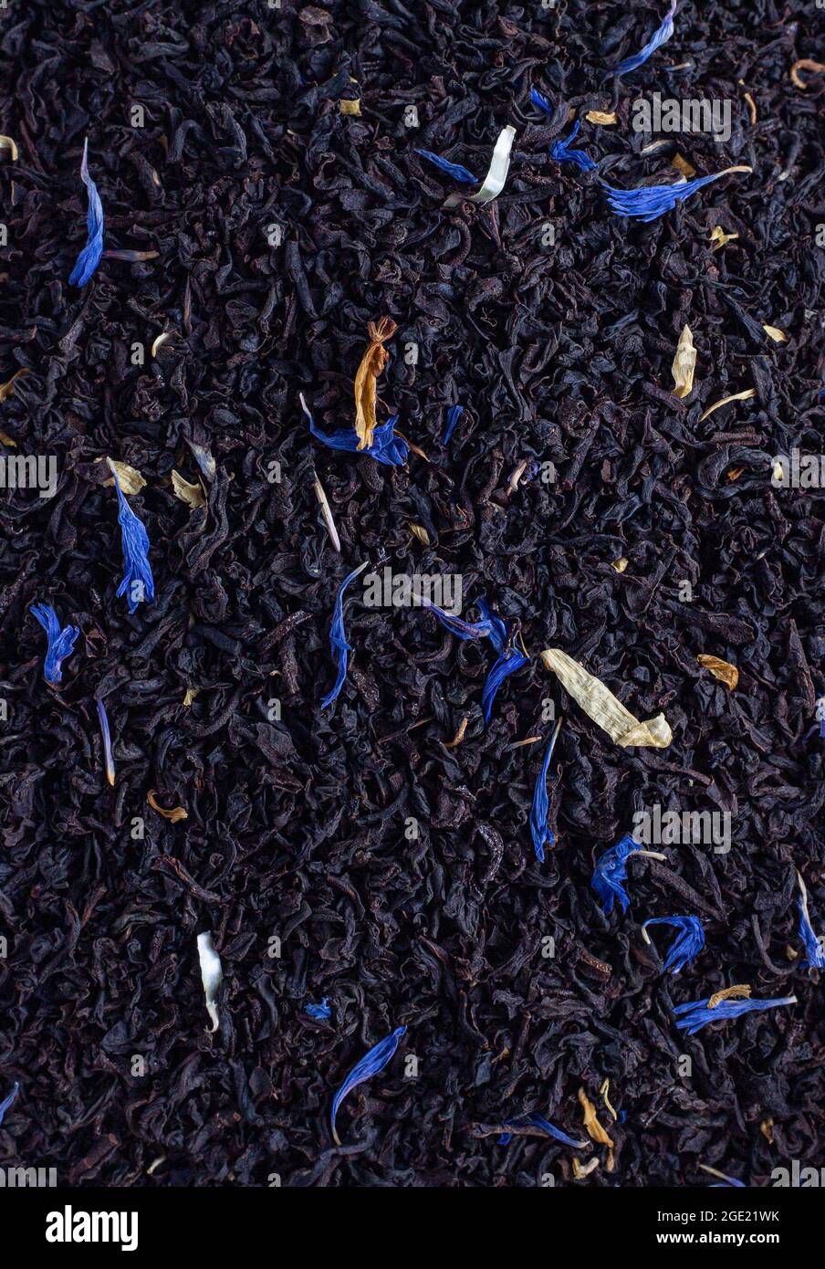 Foglie di tè Earl Grey. Foglie di tè nero con petali di fiori di mais blu. Foto Stock