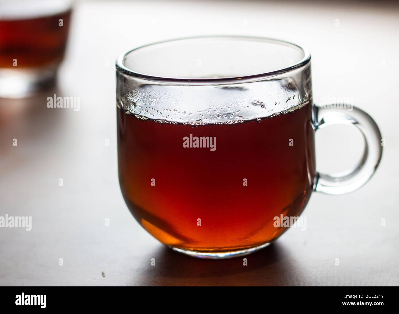 Tè in foglie di guava in un teacup trasparente Foto Stock