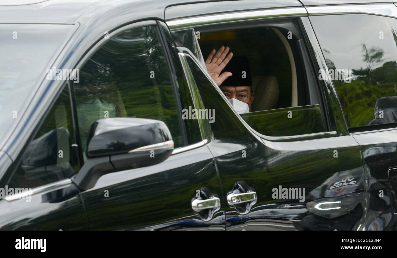 Kuala Lumpur, Kuala Lumpur, Malesia. 16 agosto 2021. Il primo ministro malese Muhyiddin Yassin si è fatto un'ondata ai media al suo arrivo al Palazzo Nazionale per incontrare il re. (Credit Image: © Kepy/ZUMA Press Wire) Credit: ZUMA Press, Inc./Alamy Live News Foto Stock