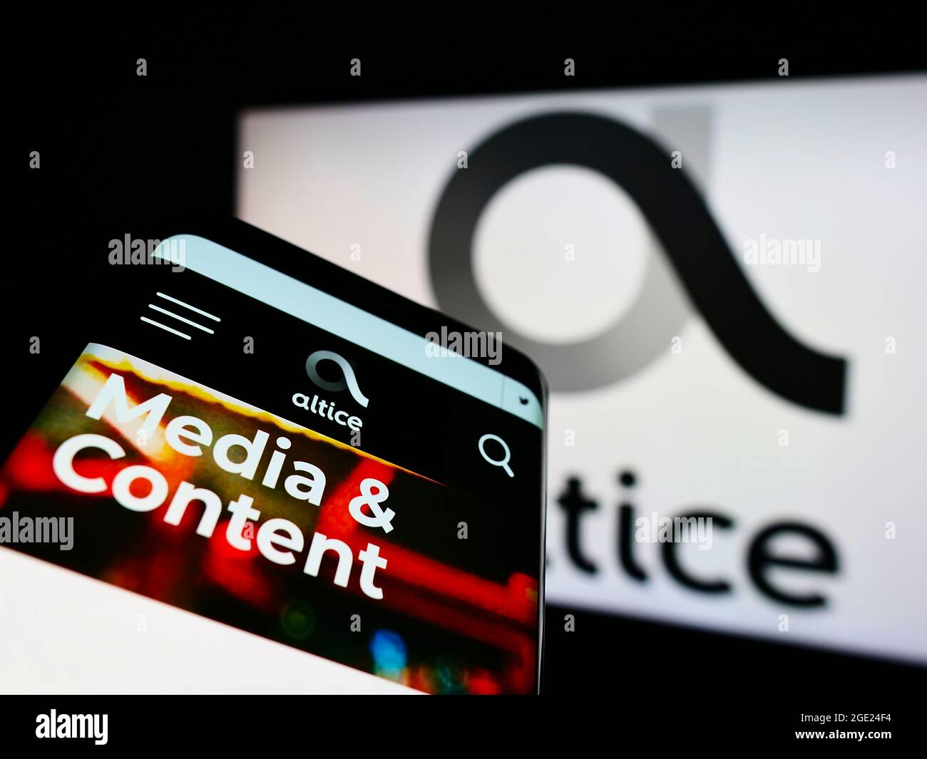 Smartphone con sito web della società di telecomunicazioni Altice Europe  N.V. su schermo davanti al logo aziendale. Mettere a fuoco in alto a  sinistra del display del telefono Foto stock - Alamy