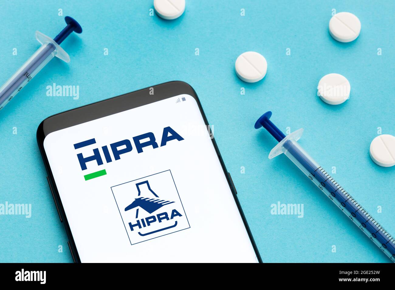 Galizia, Spagna; 8 Giugno 2020 : logo HIPRA su schermo smartphone su sfondo blu. Azienda farmaceutica spagnola Foto Stock