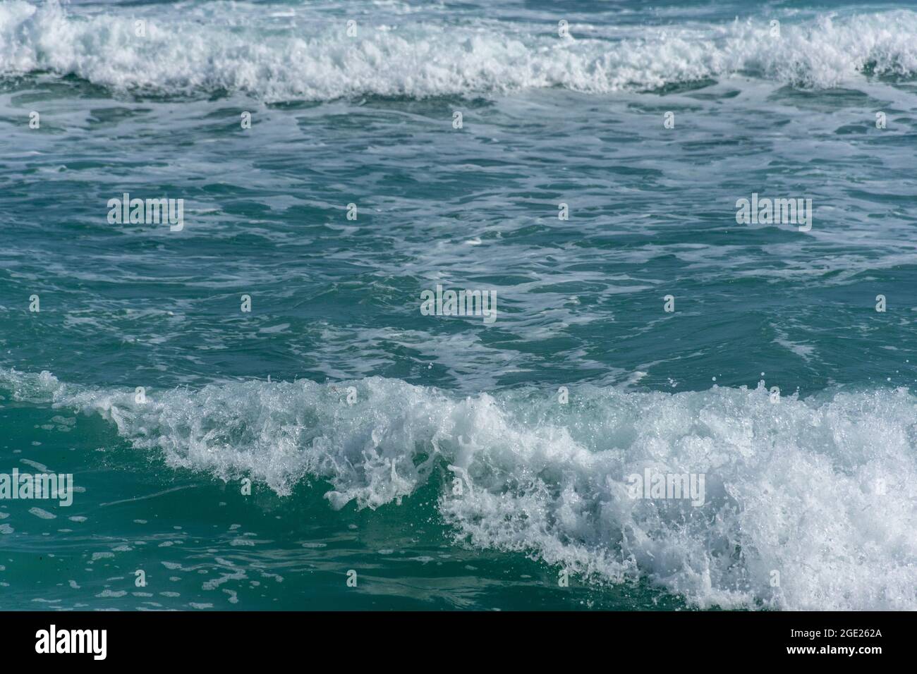 Onde mediterranee, mare ventoso, concetto di sollievo. Foto Stock