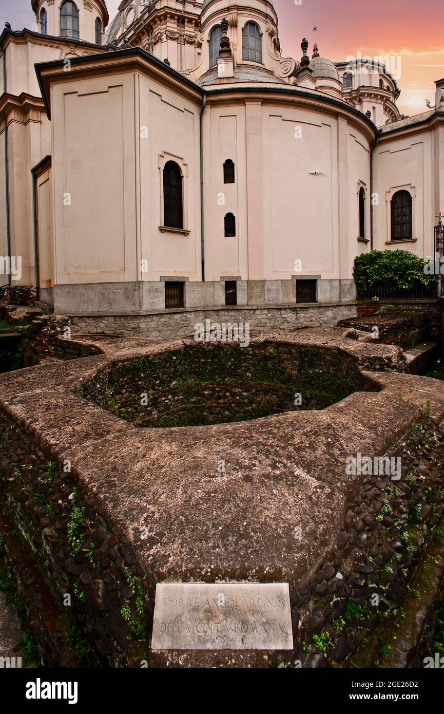 Italia Piemonte Torino - Basilica di Consolata - luogo in cui sorgeva la torre ad angolo nord-ovest delle mura romane Foto Stock