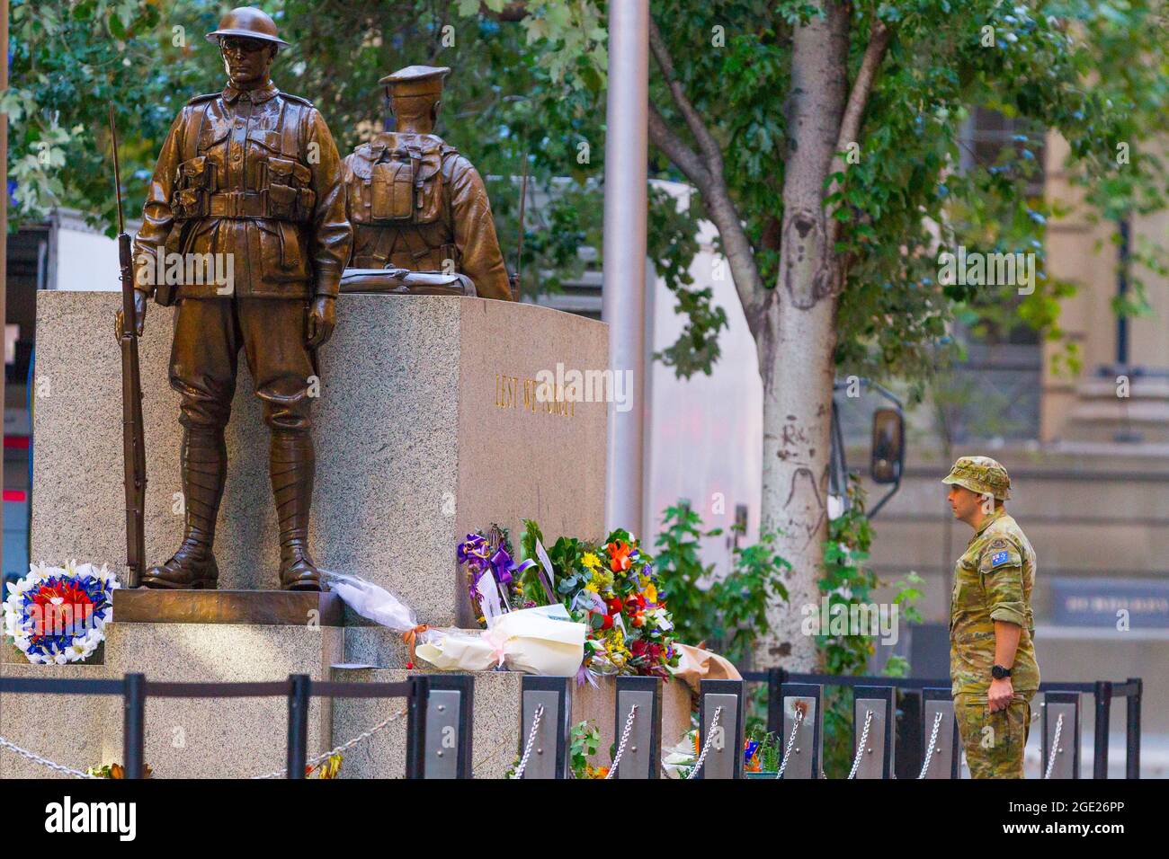 Il memoriale di guerra di Cenotafh in Martin Place a Sydney, Australia, che guarda vuoto il giorno di Anzac 2020 a causa delle restrizioni di blocco del coronavirus e degli ordini di soggiorno a casa. Nella foto: Al-Khazraji, caporale dell'esercito dell'ADF, che paga i suoi omaggi al Cenotafh. Foto Stock