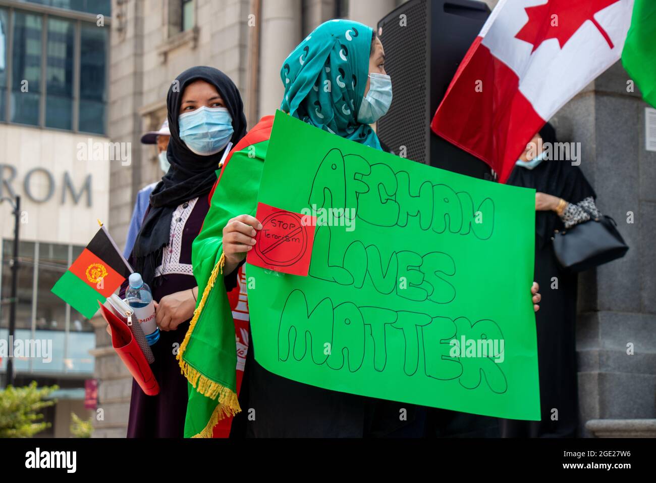 Vancouver, Canada - Agosto 14,2021: La donna sta tenendo un segno Afghan Lives Matter, Stop Terrorism al di fuori della Vancouver Art Gallery Foto Stock