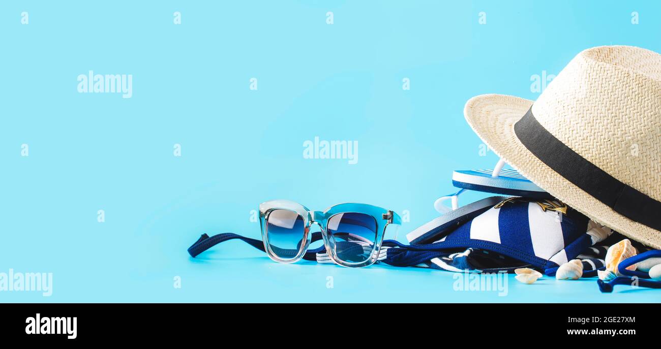 Set di blu bianco estate spiaggia cose in stile nautico per le vacanze su sfondo blu lungo banner, spazio per il testo Foto Stock