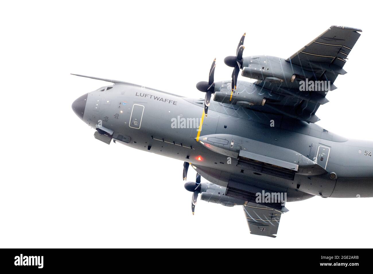Wunstorf, Germania. 16 agosto 2021. Un altro aeromobile di trasporto Airbus A400M dell'Aeronautica tedesca decolli questa mattina dalla base aerea di Wunstorf nella regione di Hannover. In vista del rapido progresso dei talebani in Afghanistan, la Bundeswehr ha iniziato a evacuare i cittadini tedeschi e le forze afghane locali da Kabul. Credit: Hauke-Christian Dittrich/dpa/Alamy Live News Foto Stock