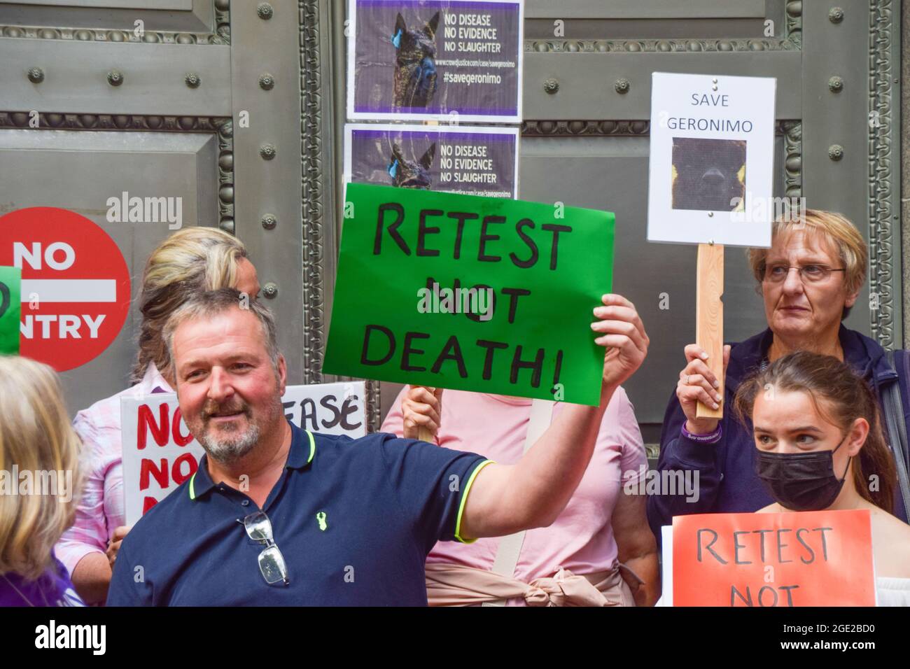 Londra, Regno Unito. 9 agosto 2021. Manifestanti al di fuori del Dipartimento per l'ambiente, l'alimentazione e gli affari rurali (Defra). I manifestanti marciarono da Defra a Downing Street a sostegno di Geronimo l'alpaca. Geronimo ha dato risultati positivi per due volte per la tubercolosi bovina e di conseguenza Defra ha ordinato di essere eutanizzato. Helen Macdonald, che si occupa di Geronimo, è adamant le prove sono imprecise. Foto Stock