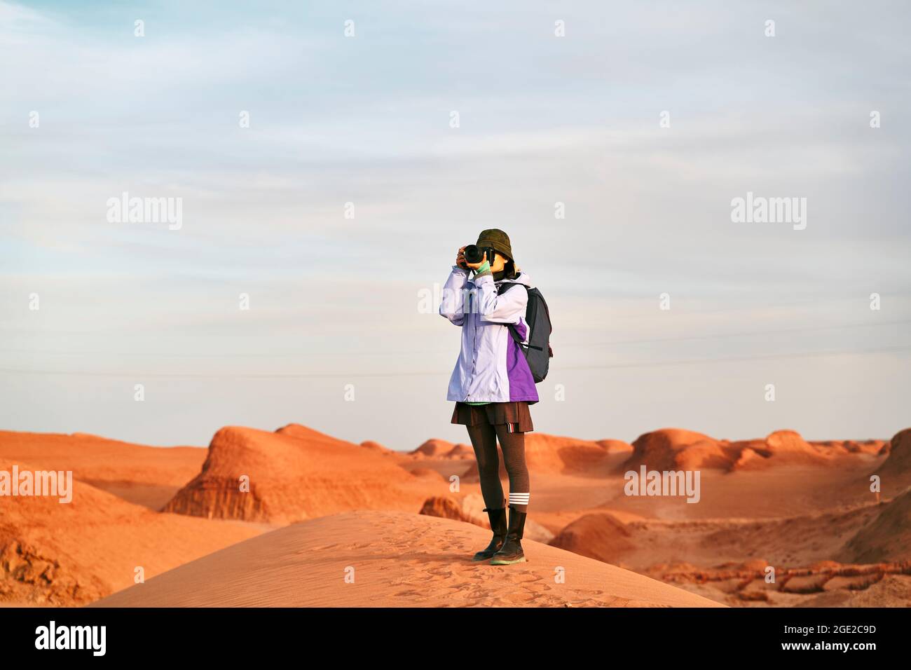 donna asiatica fotografo in piedi in un parco geologico nazionale scattando una foto Foto Stock
