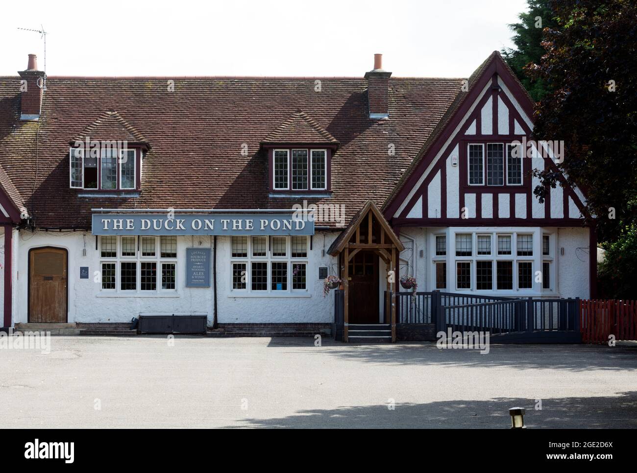 L Anatra sullo stagno pub, Long Itchington, Warwickshire, Inghilterra, Regno Unito Foto Stock