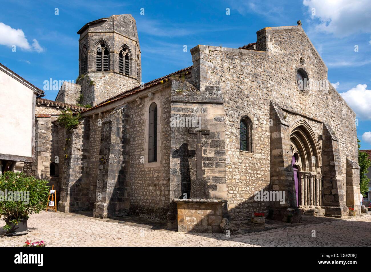 Charroux etichettato i villaggi più belli di Francia, Saint-Jean Baptiste chiesa con il suo tronco torre campanaria, Allier , Auvergne, Francia Foto Stock