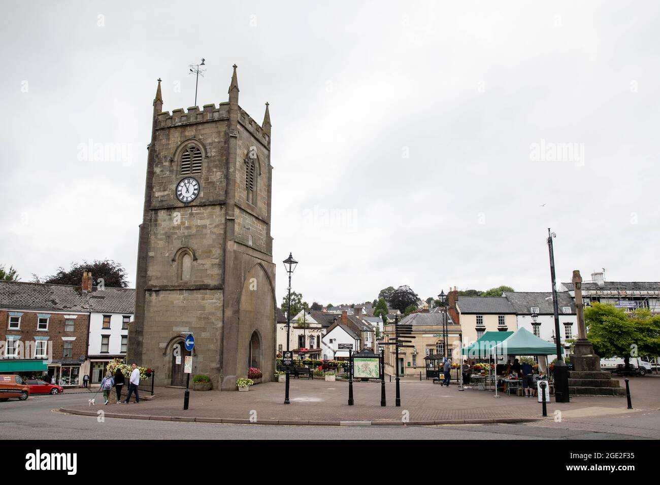 Centro di Coleford e le bancarelle del mercato della contea di Coleford, Gloucestershire, Inghilterra, agosto 2021. Foto Stock