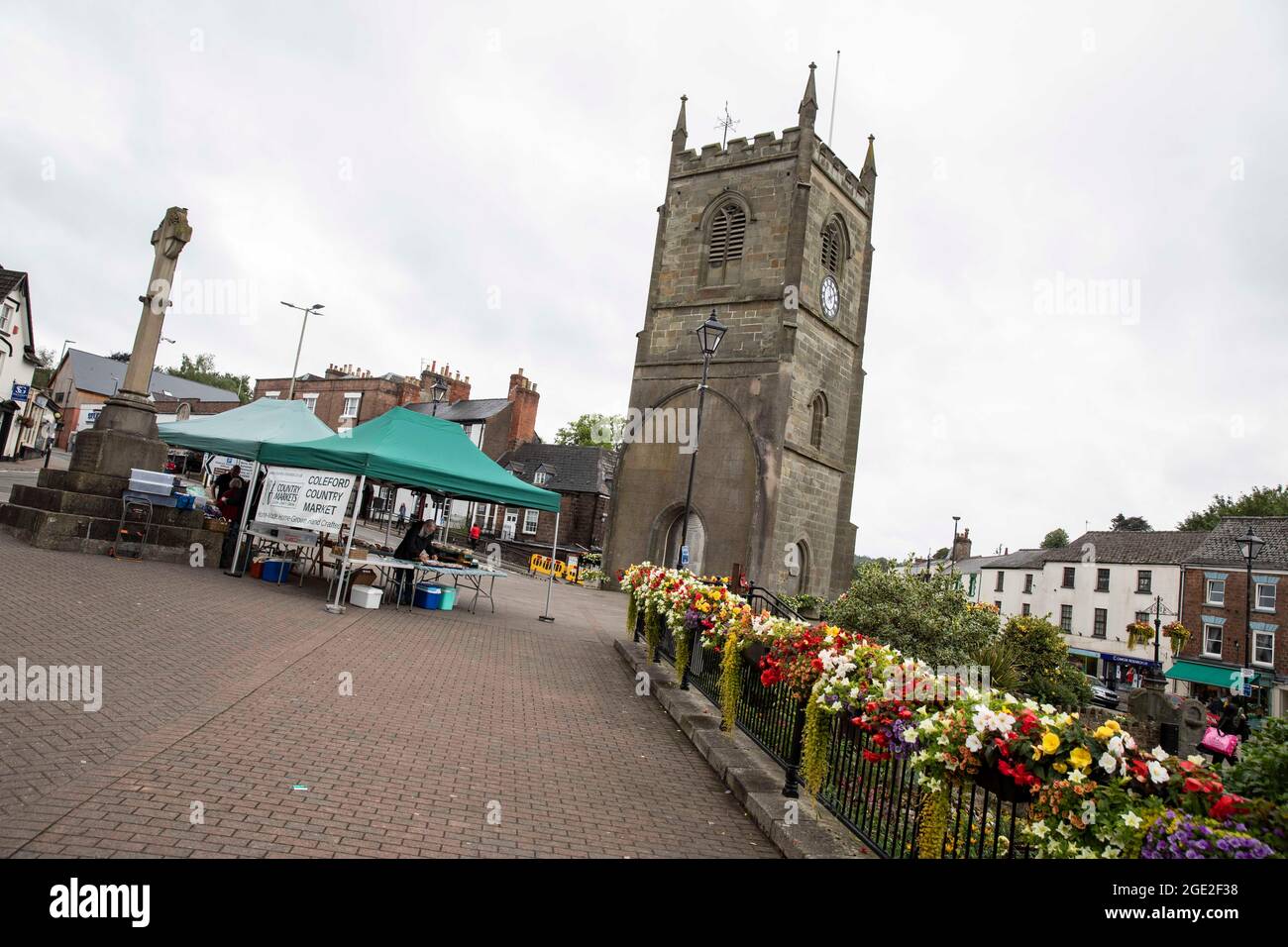 Centro di Coleford e le bancarelle del mercato della contea di Coleford, Gloucestershire, Inghilterra, agosto 2021. Foto Stock