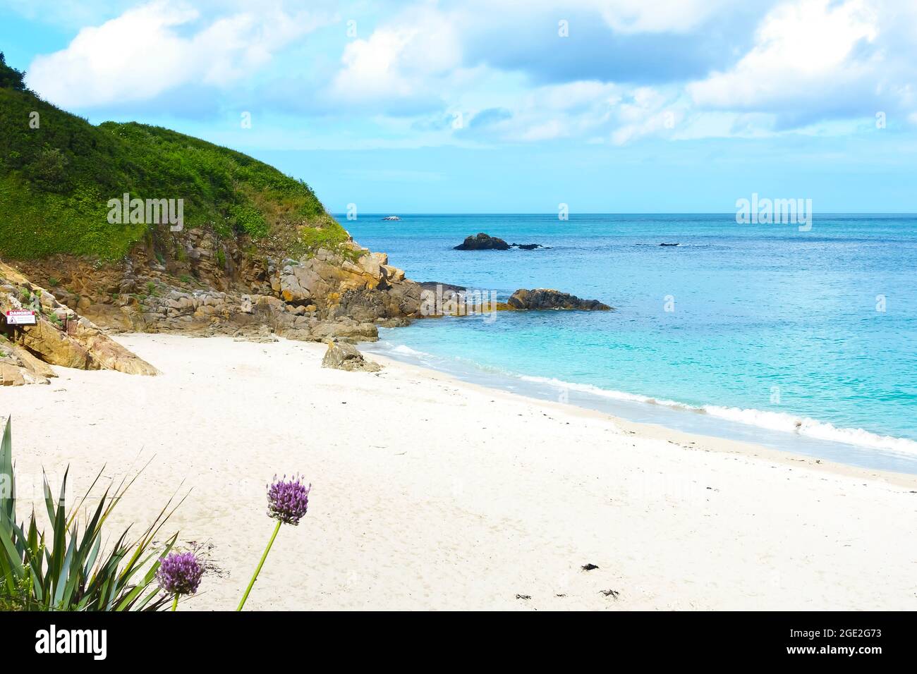 Herm, Isole del canale, Regno Unito - 1 luglio 2016: Sabbia bianca e mare turchese nella bellissima e vuota spiaggia di Belvoir Bay in una soleggiata giornata estiva. Foto Stock