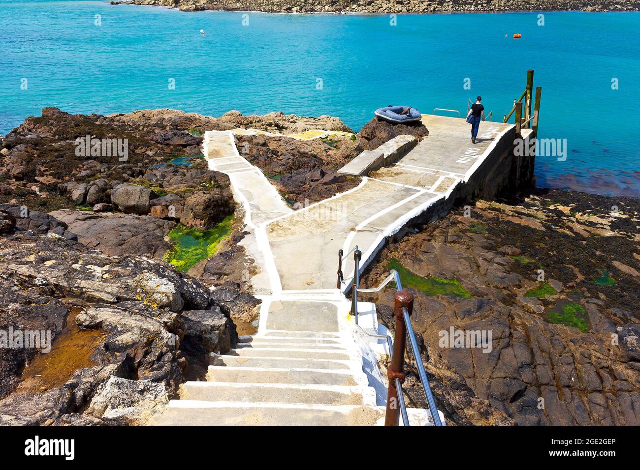 Herm, Isole della Manica, Regno Unito - 2 luglio 2016: Scalinata di atterraggio Rosaire o Rosiere per il traghetto da Guernsey a bassa marea in una giornata estiva di sole. Foto Stock