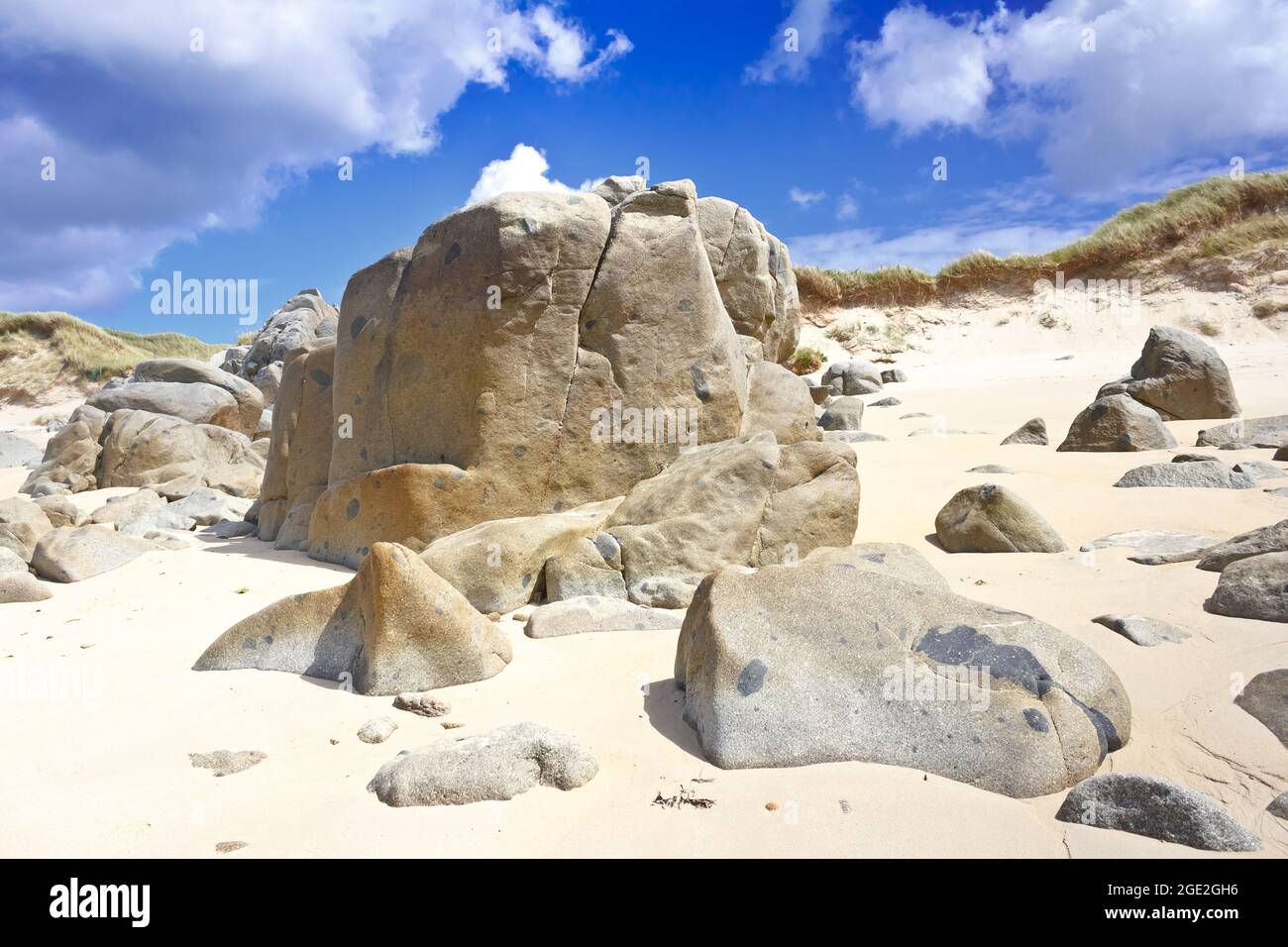 Herm, Channel Islands, UK - 2 luglio 2016: Massi di granito sulla spiaggia di Mouisonnière sotto l'Obelisco, resti della cava durante l'Ottocento. Foto Stock