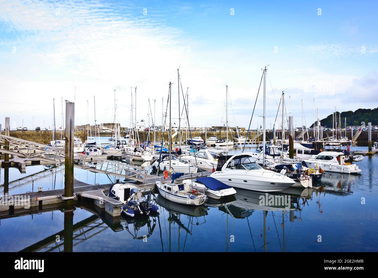 Porto di San Pietro, Guernsey, Isole del canale, Regno Unito - 27 giugno 2016: Barche a vela e yacht ormeggiati nella Marina di Victoria in una calda serata estiva. Foto Stock