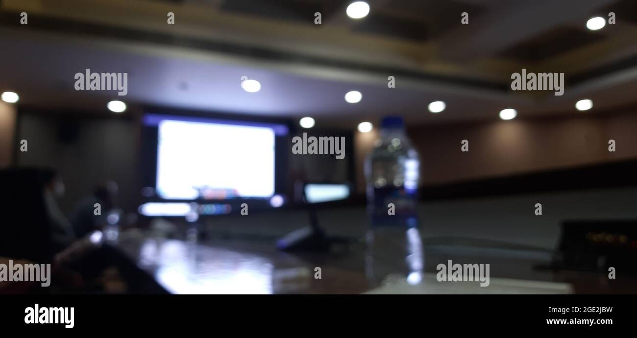 Sessione di formazione virtuale in ufficio durante la pandemia Foto Stock