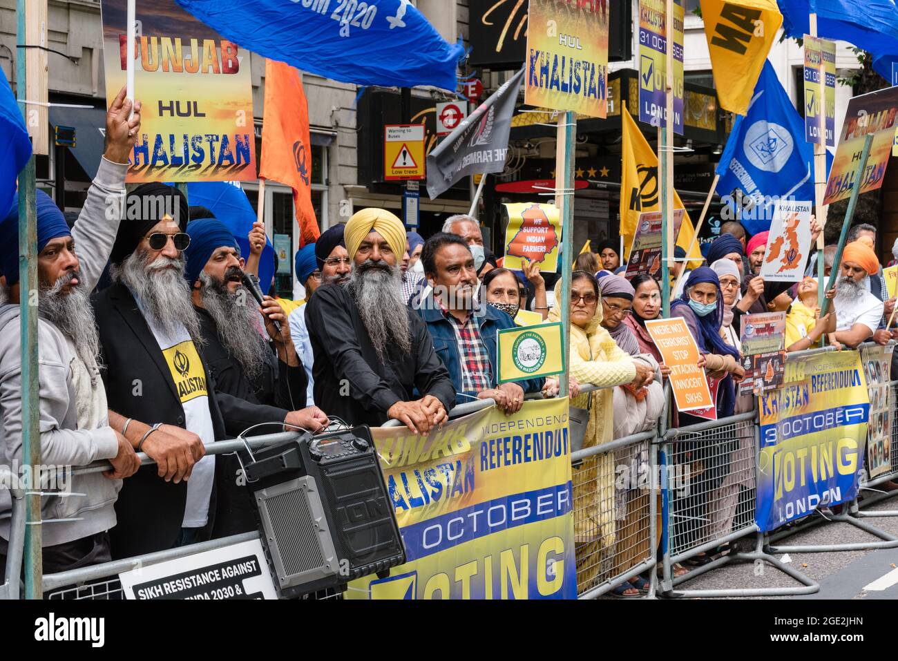 Londra, Regno Unito. 15 agosto 2021. Gli agricoltori indiani protestano al di fuori dell'India High Commission in solidarietà con gli agricoltori del Punjab e di tutta l'India. Foto Stock