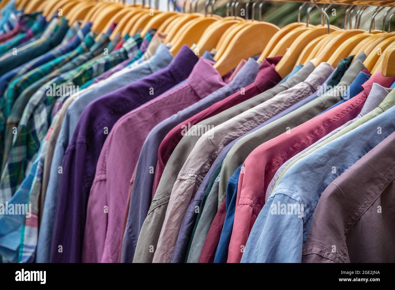Camicie di seconda mano esposte al mercato di Broadway, un mercato di strada a Hackney, Londra Est Foto Stock