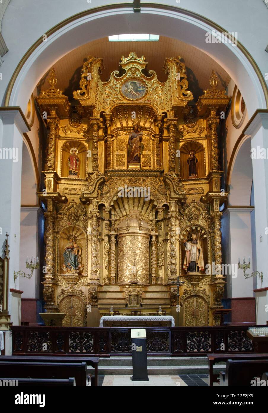 L'altare d'oro all'interno della Chiesa di San Jose nella città vecchia di Panama City, Panama, America Centrale Foto Stock