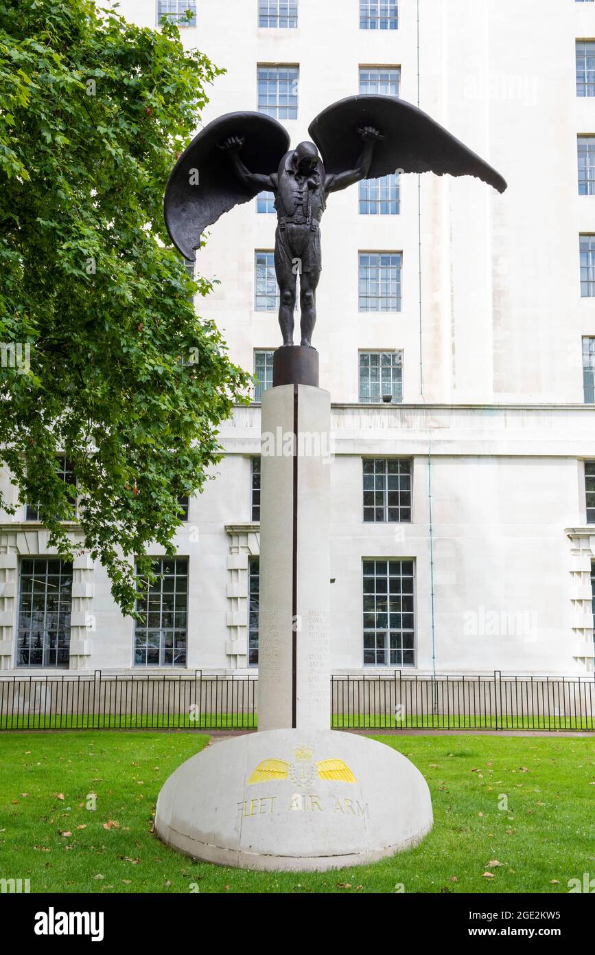 Fleet Air Arm Memorial a Victoria Embankment Gardens a Londra, Inghilterra Regno Unito Foto Stock