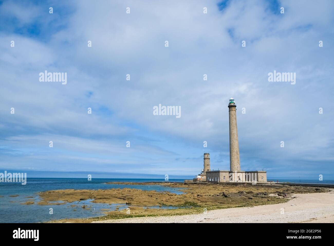 Alto faro in Normandia, a nord della Francia. Vacanze in famiglia in uno scenario bellissimo. Foto Stock