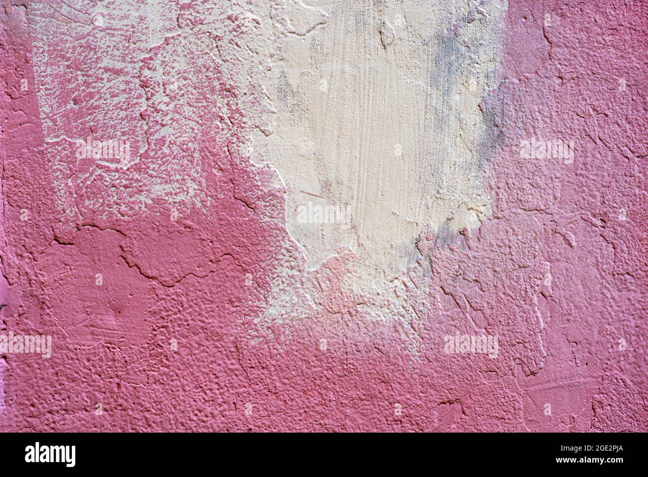 Vecchio muro di cemento dipinto vividamente con macchie, intonaco rovinato. Stucco texture primo piano, sfondo Foto Stock