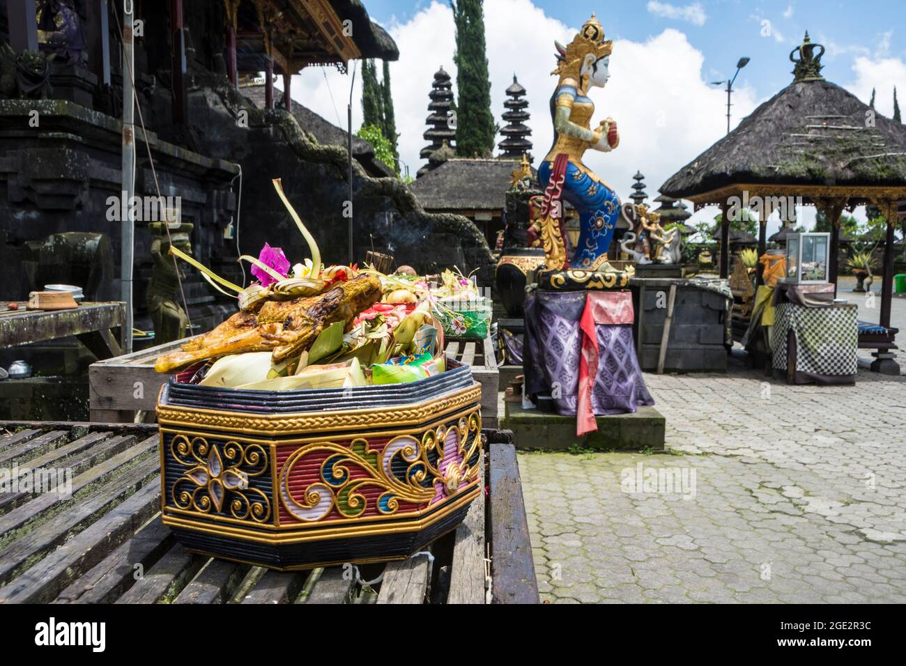 Un cestino con offerte nel tempio di Ulun Danu Batur. Bali, Indonesia. Foto Stock