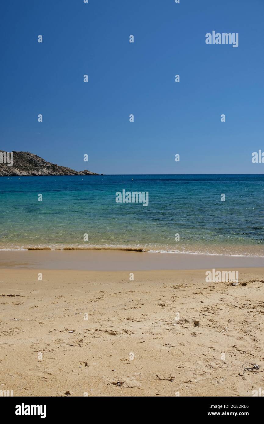 Belle acque turchesi sull'isola greca di iOS Foto Stock