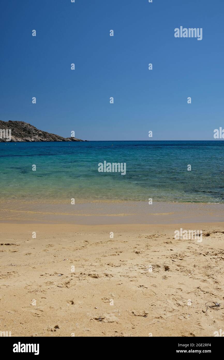 Belle acque turchesi sull'isola greca di iOS Foto Stock