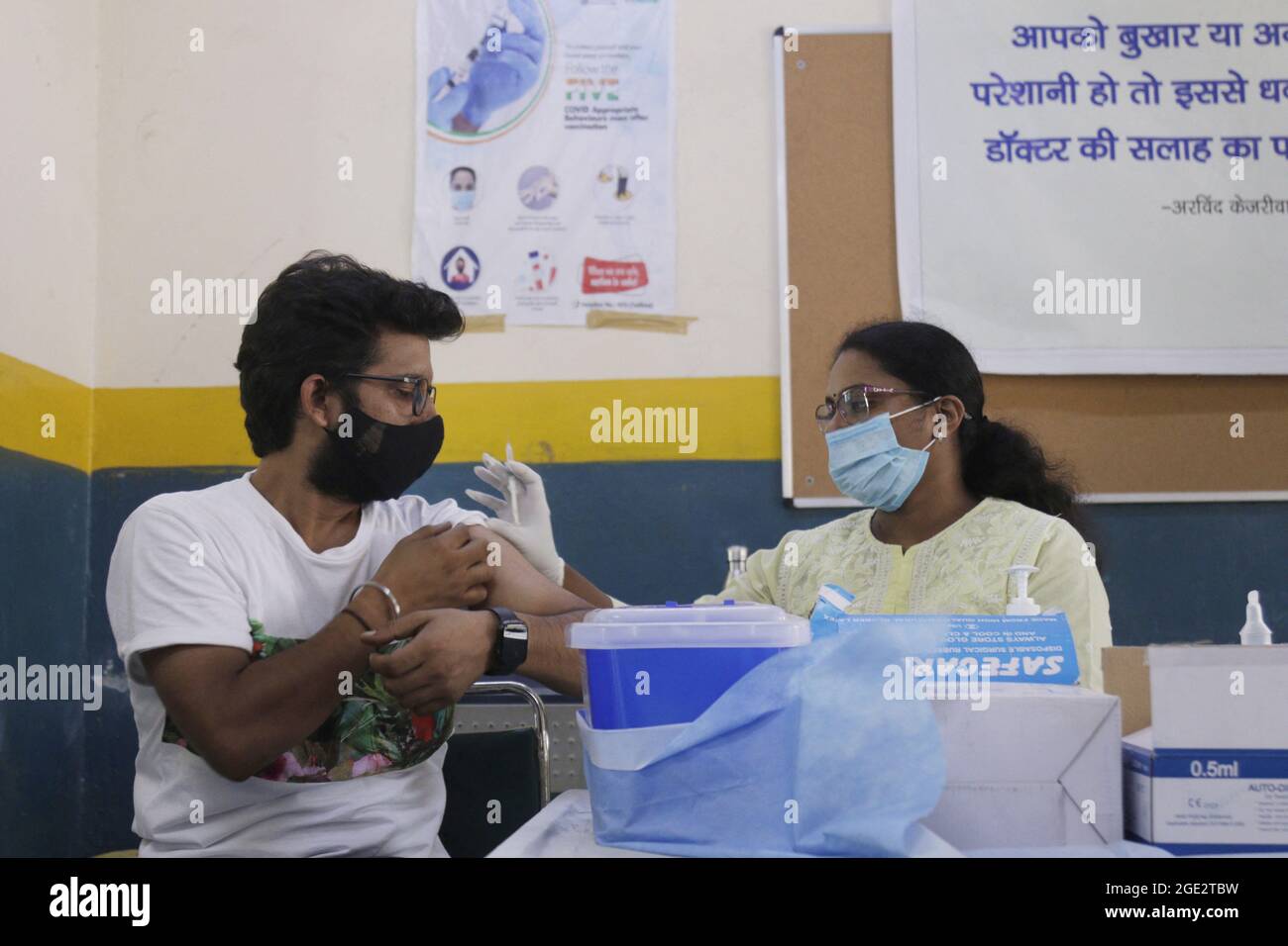 Un operatore sanitario somministra una dose del vaccino COVID-19 ad un beneficiario presso SKV Anand Vihar a Nuova Delhi, India, il 16 agosto 2021. I casi di coronavirus in tutto il mondo hanno superato i 200 milioni, secondo i dati di Reuters, poiché la variante Delta più infettiva minaccia le aree con tassi di vaccinazione bassi e i sistemi sanitari anti-ceppi. Foto di Akash Anshuman/ABACAPRESS.COM Foto Stock