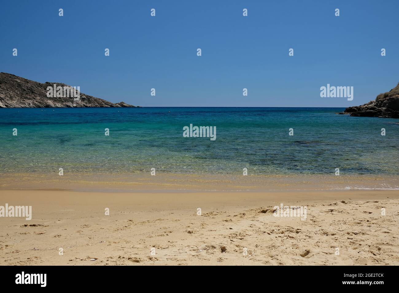 Belle acque turchesi sull'isola greca di iOS Foto Stock