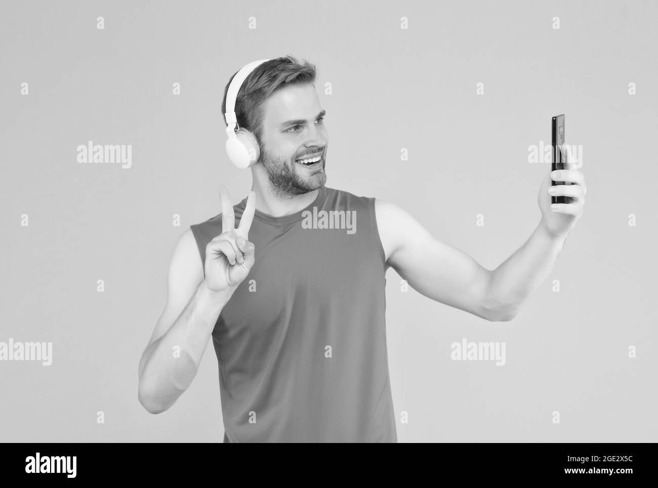 sport uso telefono in allenamento. atletico in abbigliamento sportivo.  nuova tecnologia digitale. essere sempre online. giovane uomo in cuffia  fare selfie. moderno Foto stock - Alamy