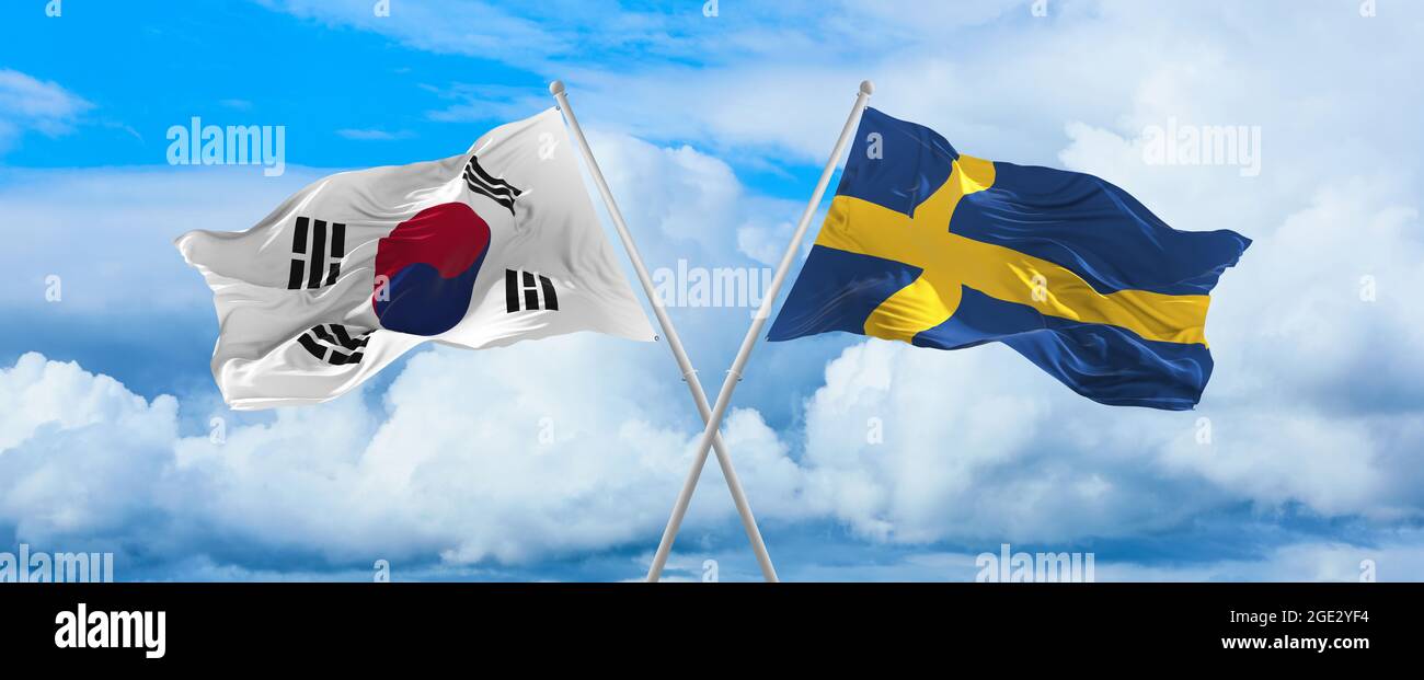 Bandiere della Corea del Sud e DELLA SVEZIA che sventolano nel vento su pali di bandiera contro il cielo con le nuvole nella giornata di sole. Simboleggiare il rapporto, il dialogo tra due cou Foto Stock