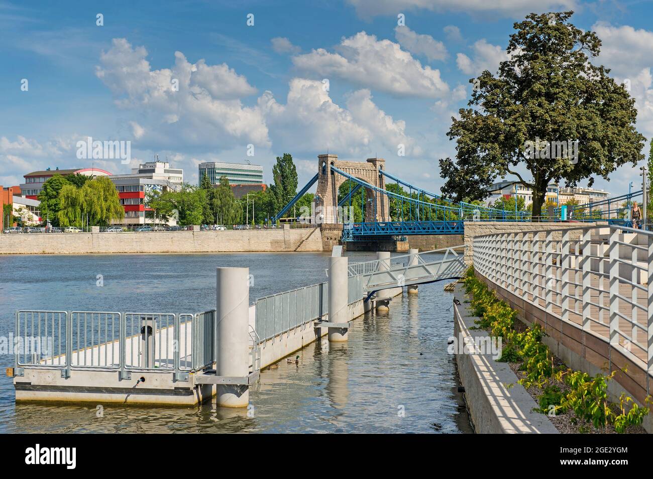 Banchina della città su un fiume, luogo per rilassarsi, incontrarsi e camminare. Spazio urbano in giornata di sole Foto Stock