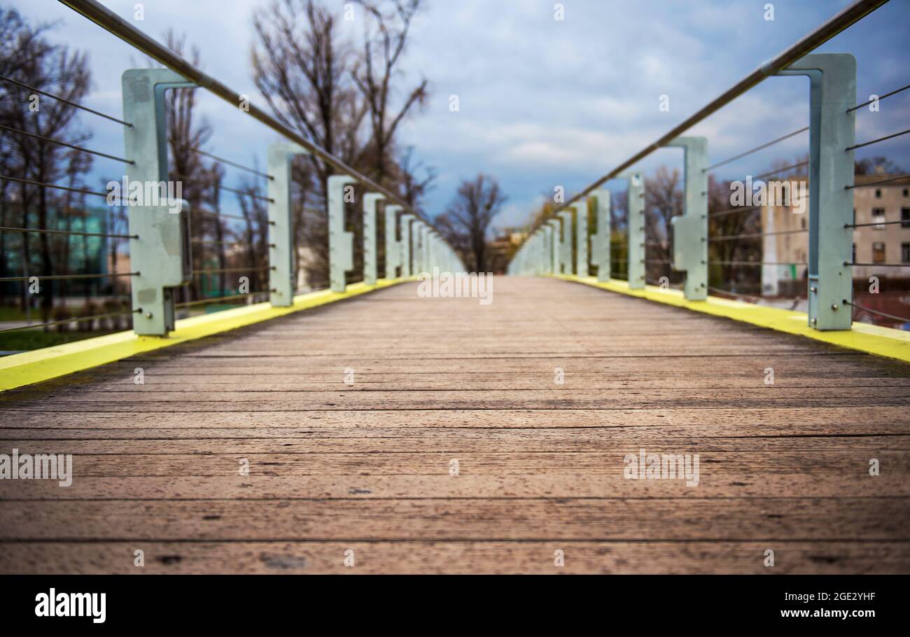 vista del ponte in legno in prospettiva in una giornata piovosa, foto d'atmosfera Foto Stock