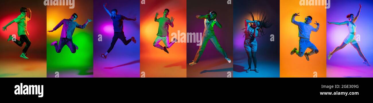 Ritratti di gruppo di persone, giovane saltando isolato su sfondo multicolore in luce al neon, collage. Foto Stock