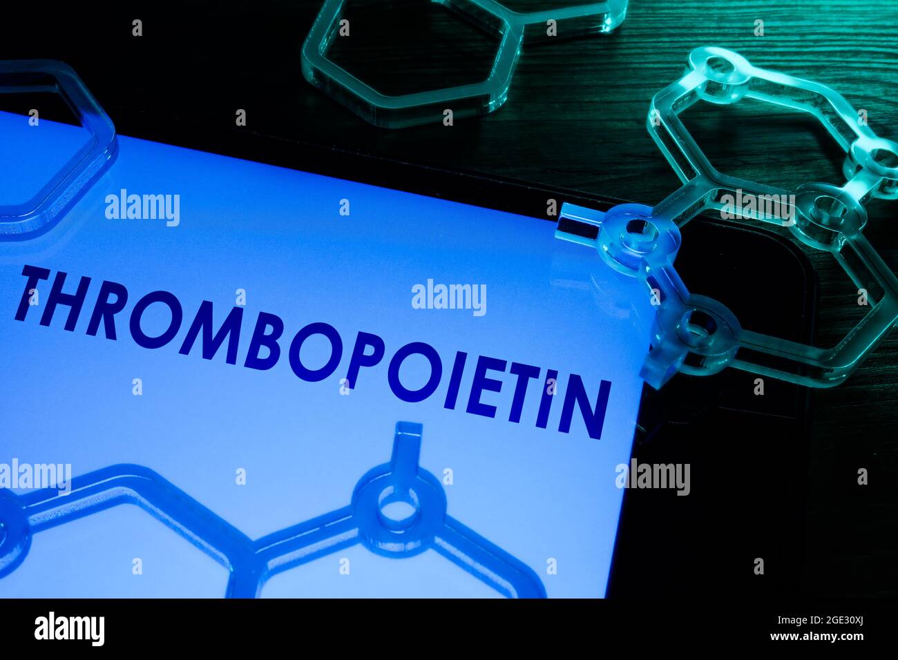 Informazioni sulla trombopoietina sullo schermo e sui modelli chimici. Foto Stock