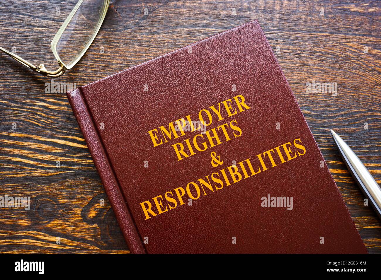 Libro e occhiali sui diritti e le responsabilità del datore di lavoro. Foto Stock
