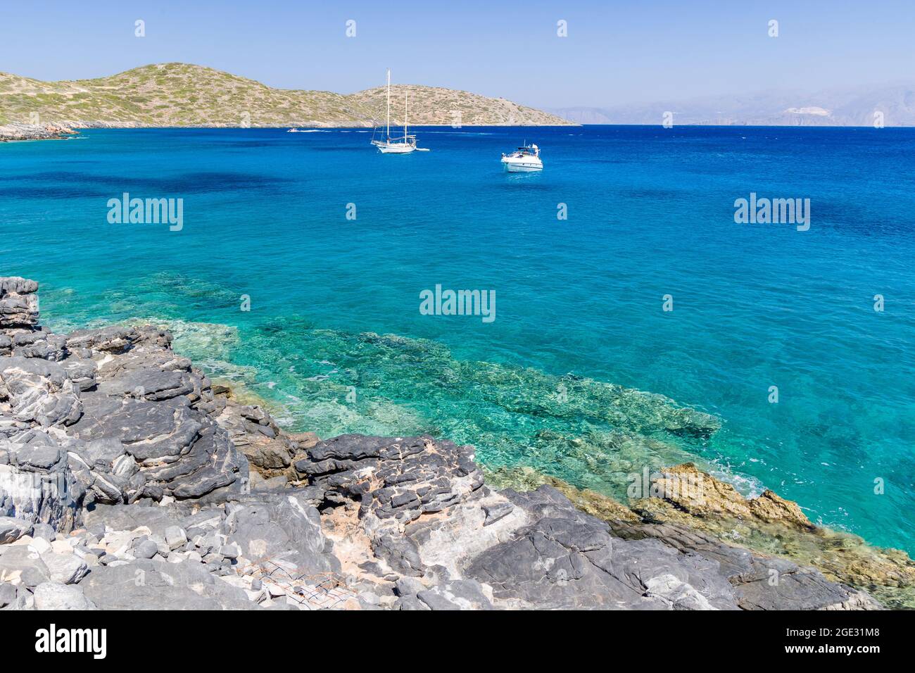 Costa rocciosa e oceano azzurro e limpido a Elounda, Creta, Grecia Foto Stock