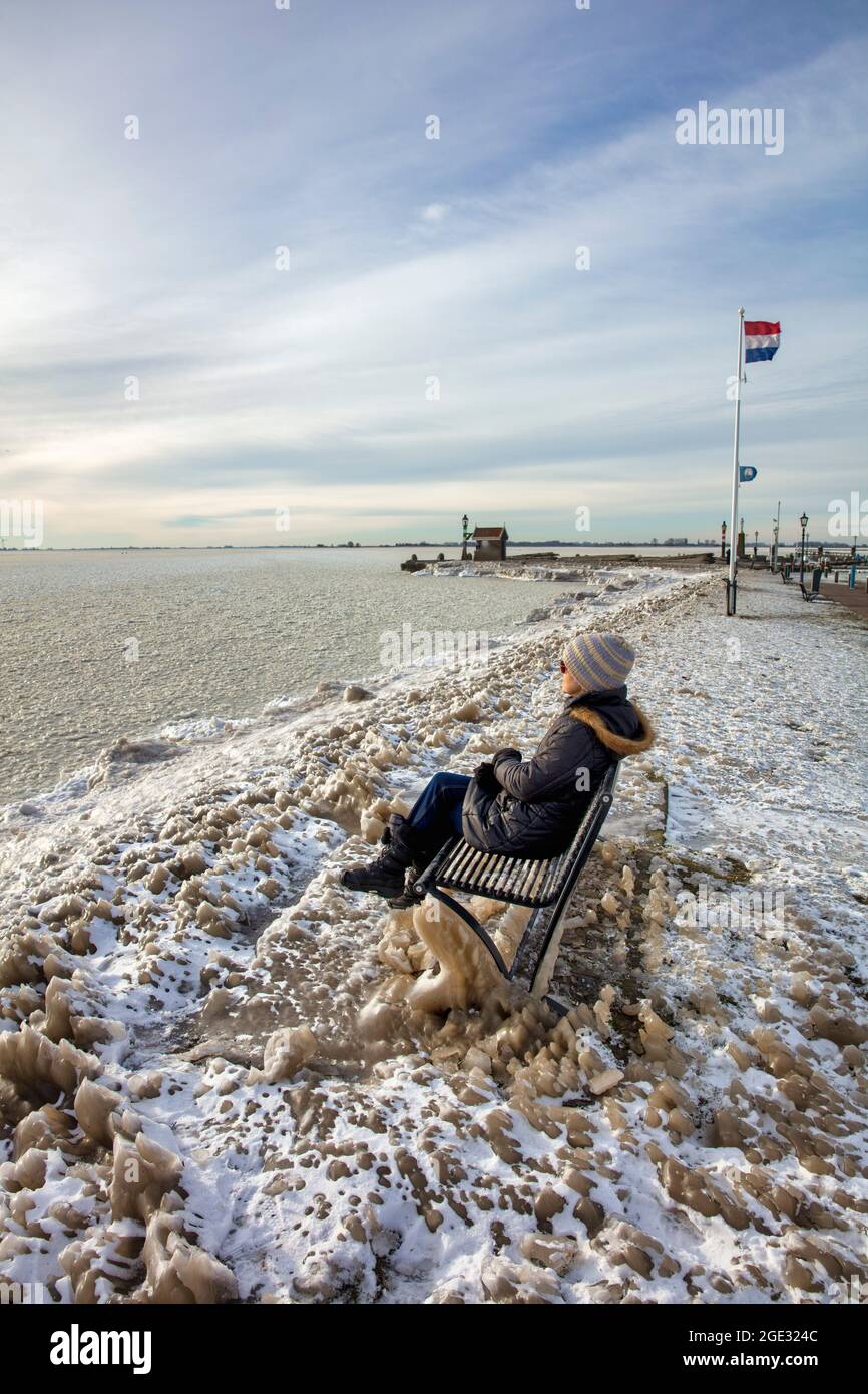 Paesi Bassi, Volendam, porto, inverno, congelati, gelo, ghiaccio, donna. Markermeer. Foto Stock