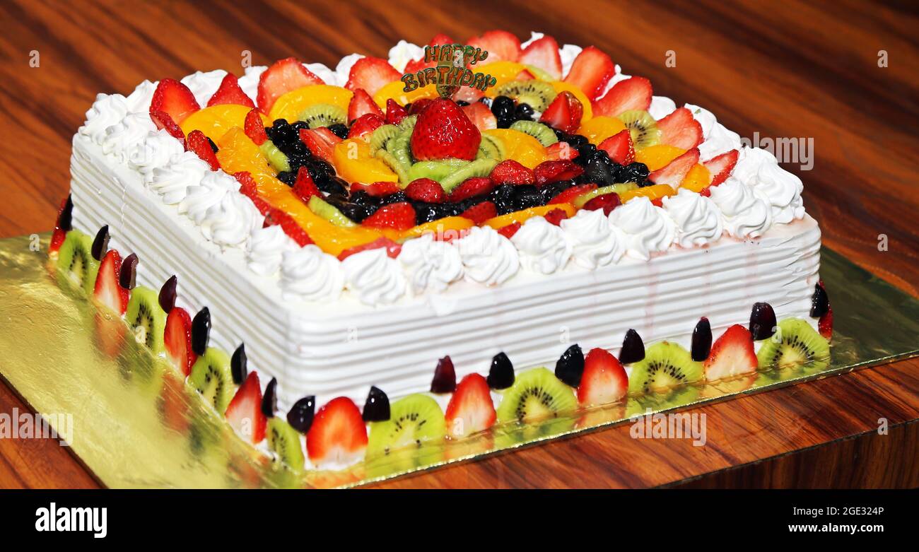 Deliziosa torta di frutta cremosa. Compleanno che desidera torta di frutta bella. Foto Stock