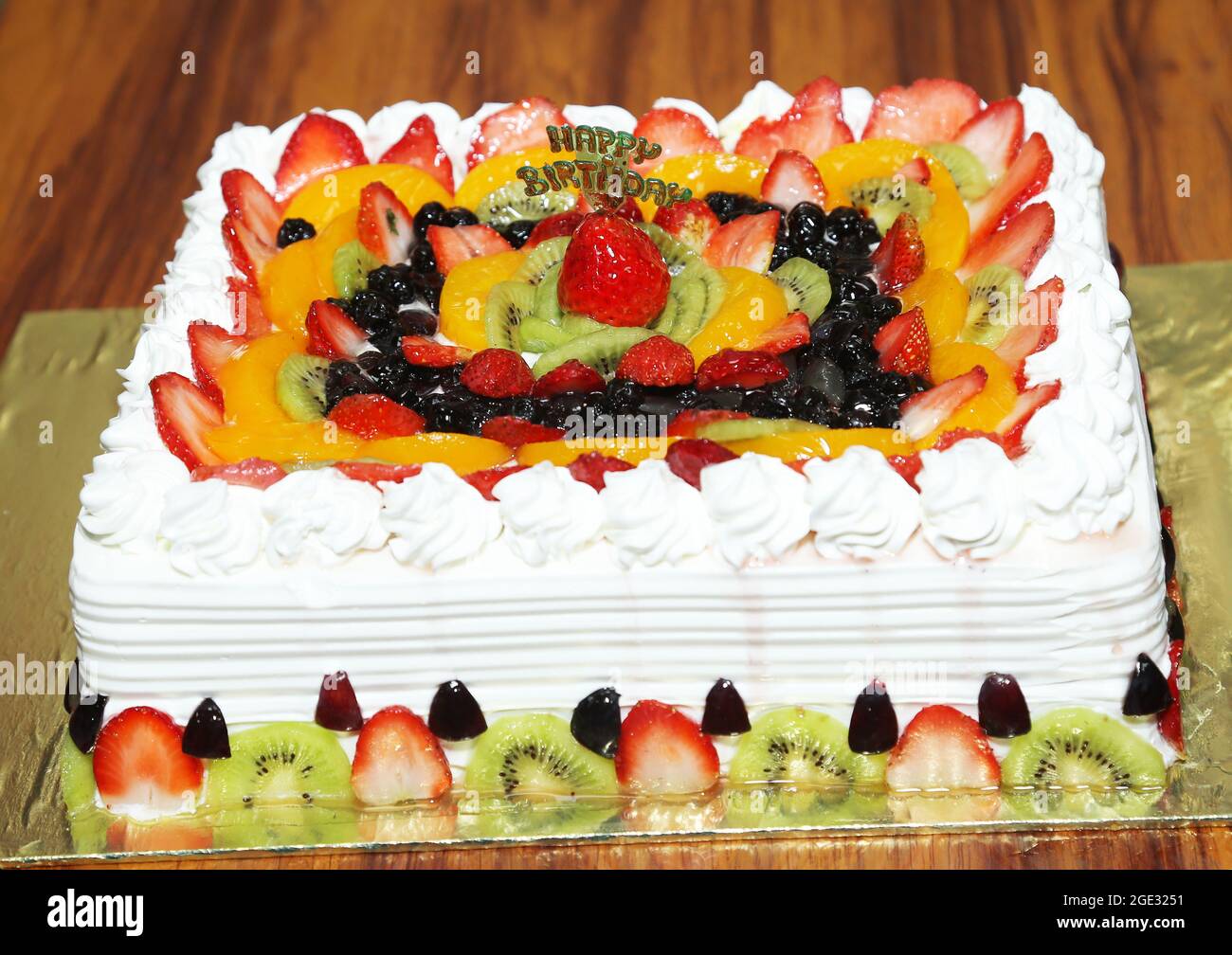 Deliziosa torta di frutta cremosa. Compleanno che desidera torta di frutta bella. Foto Stock