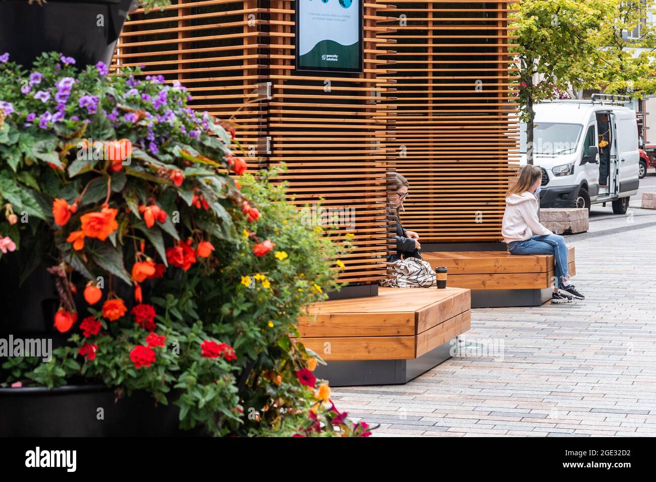 Cork, Irlanda. 16 agosto 2021. I controversi alberi robot installati nel centro di Cork hanno reso il luogo perfetto per fermarsi oggi per una sigaretta. Credit: AG News/Alamy Live News Foto Stock